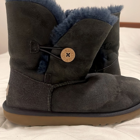 UGG Boots - Picture 1 of 9